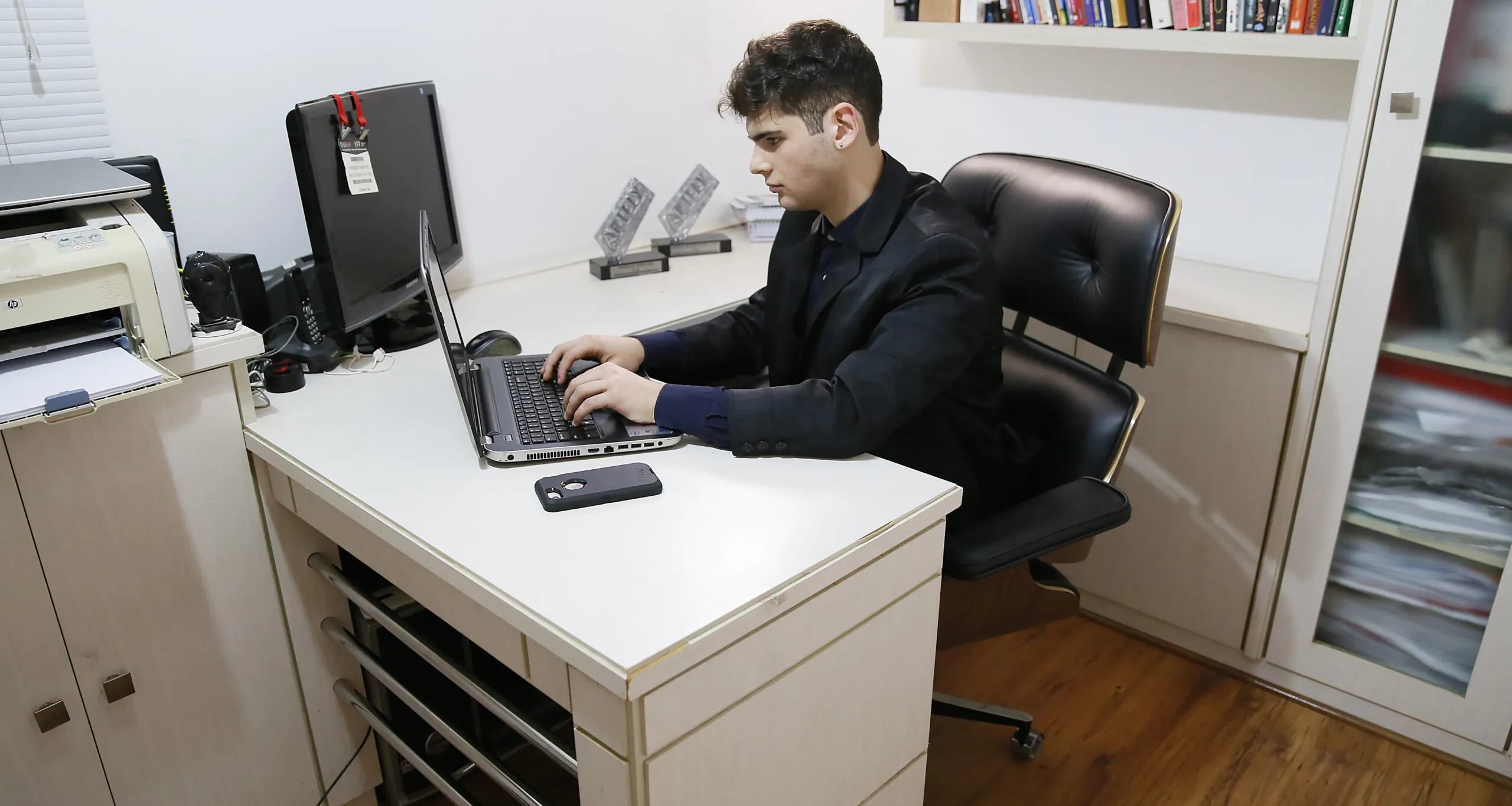 Poltrona Charles Eames Office: Elegância e Conforto para Seu Escritório