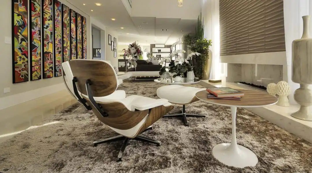 Poltrona Charles Eames com Puff: Elegância e Conforto Incomparáveis