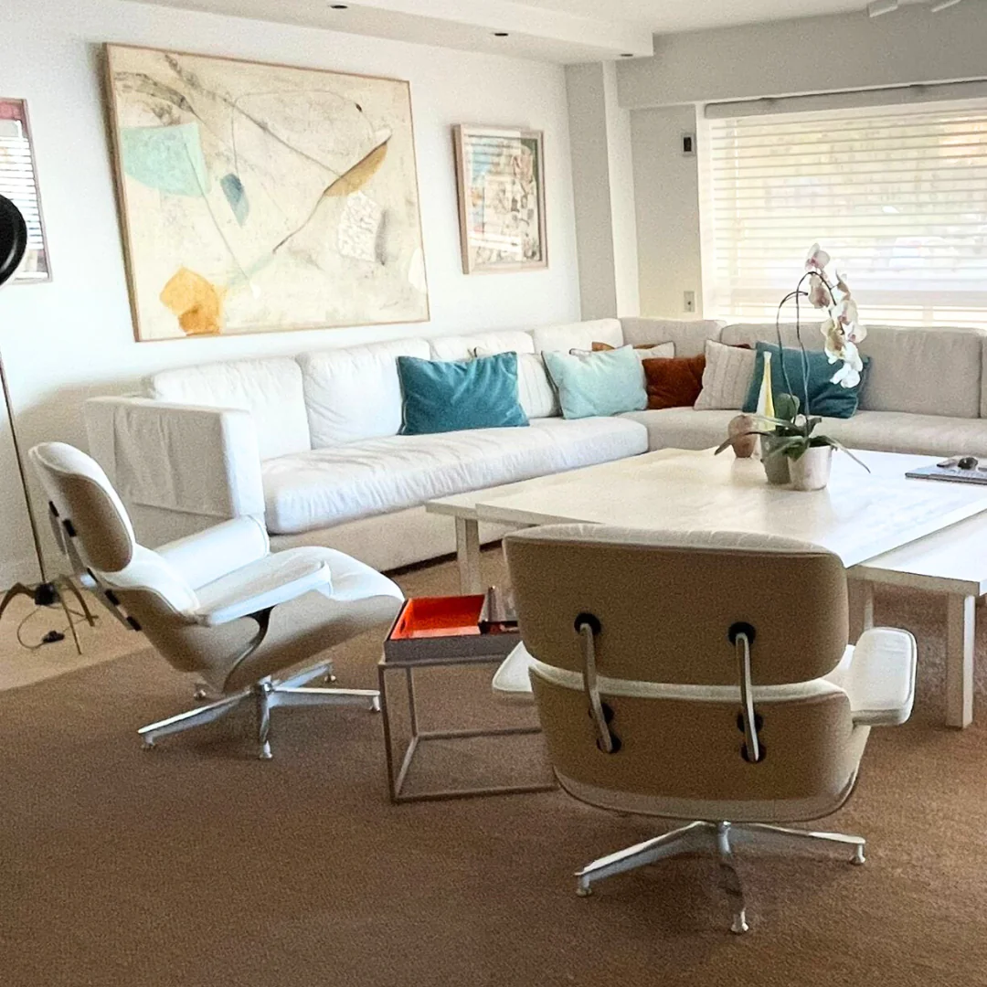 Poltrona Charles Eames com puff em ambiente moderno e elegante
