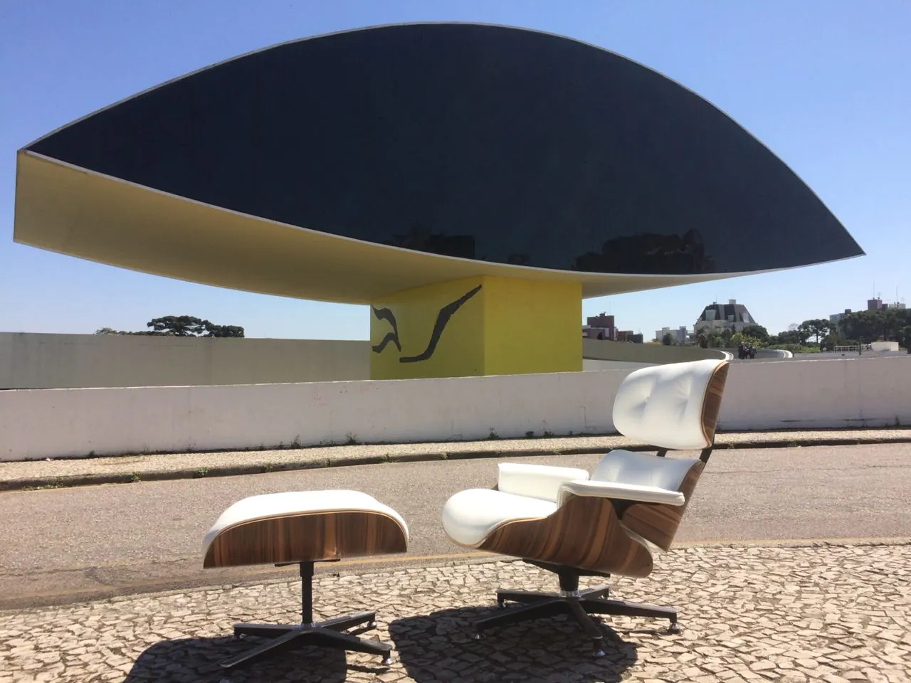 Poltrona Charles Eames em Curitiba: Elegância e Conforto no Seu Lar