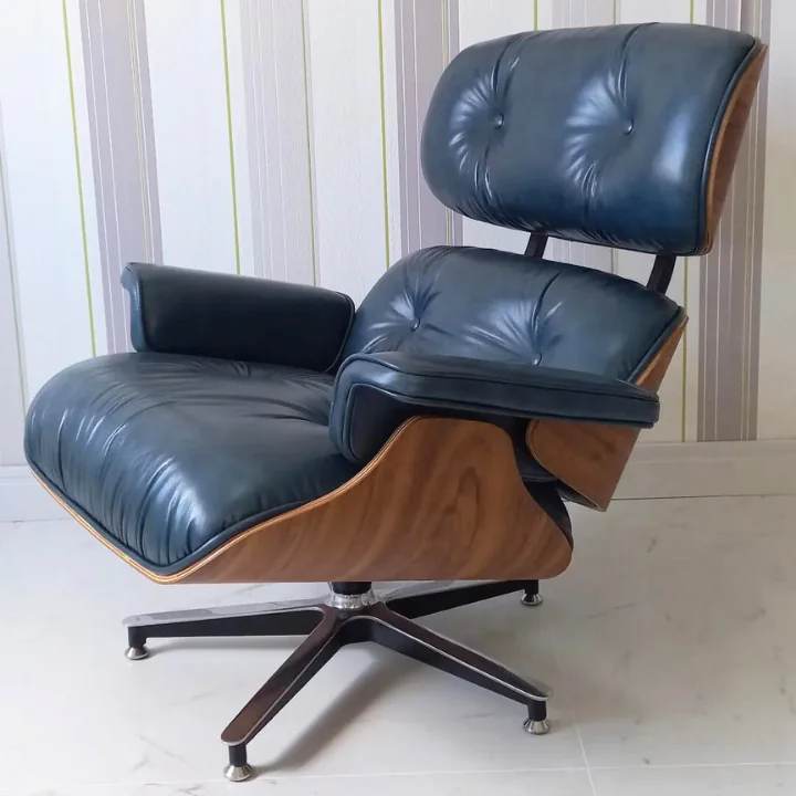 Poltorna Charles Eames , em couro natural